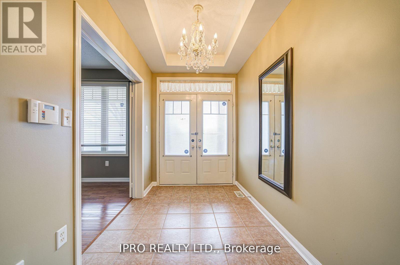 7 Bonavista Drive, Brampton, Ontario  L6X 0N2 - Photo 3 - W12132799