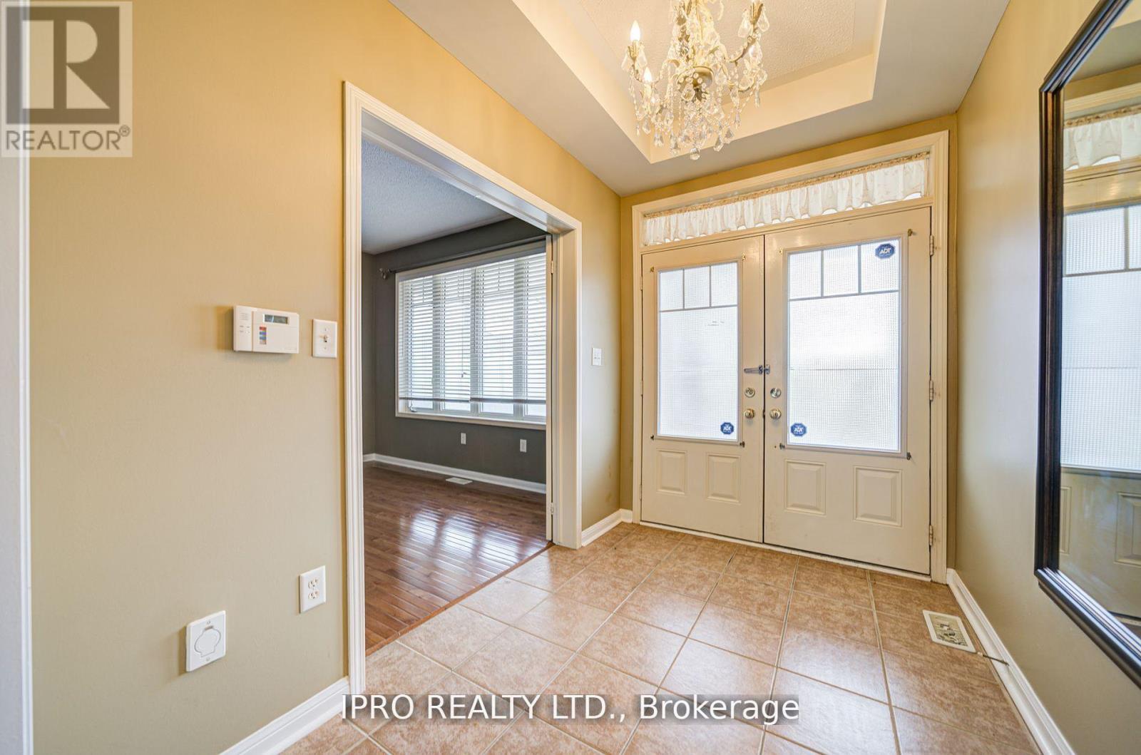 7 Bonavista Drive, Brampton, Ontario  L6X 0N2 - Photo 4 - W12132799