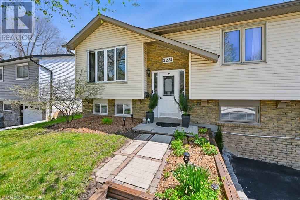 2251 Ingersoll Drive, Burlington, Ontario  L7P 3L1 - Photo 3 - 40716686
