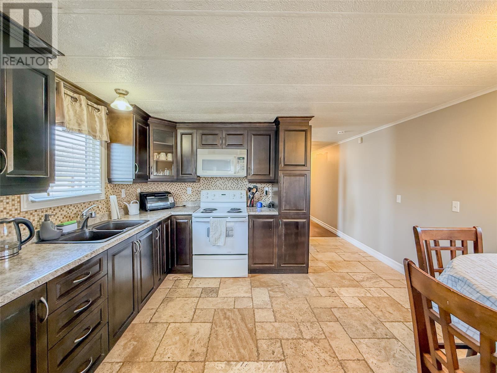 Property at 8 Juniper Drive image 4