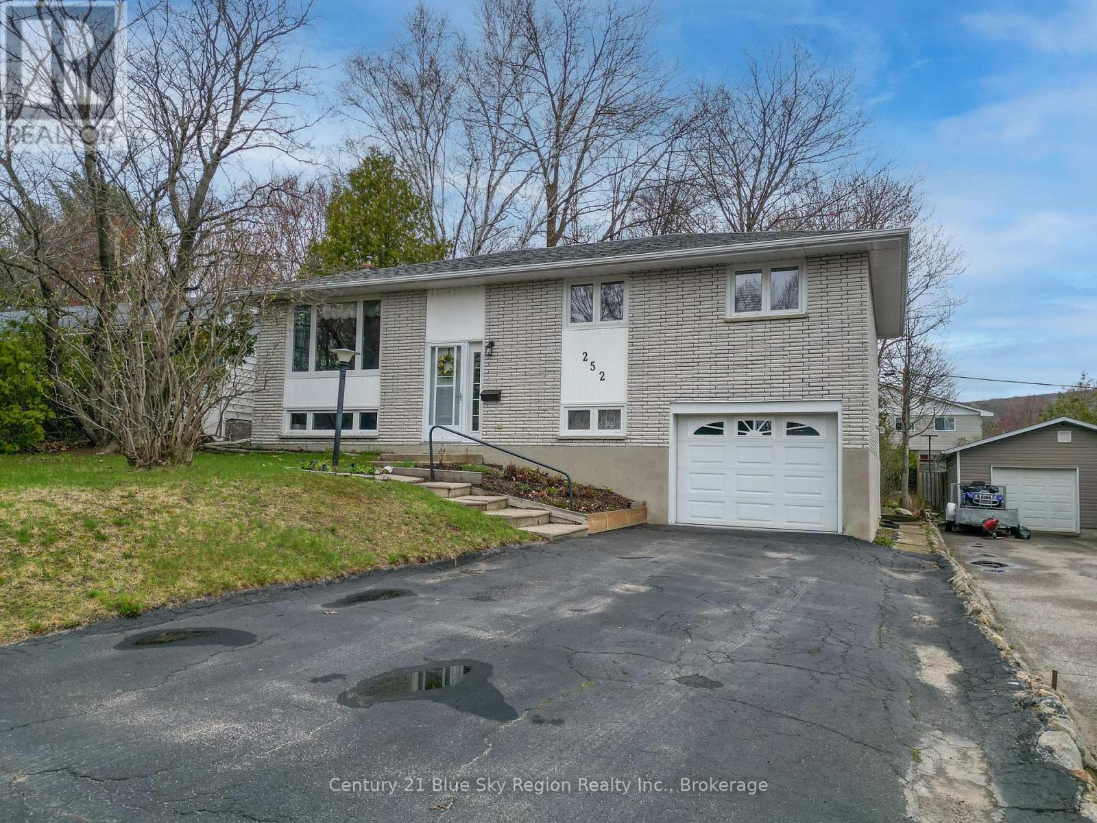 Property at 252 GLEN ROUGE DRIVE image 2