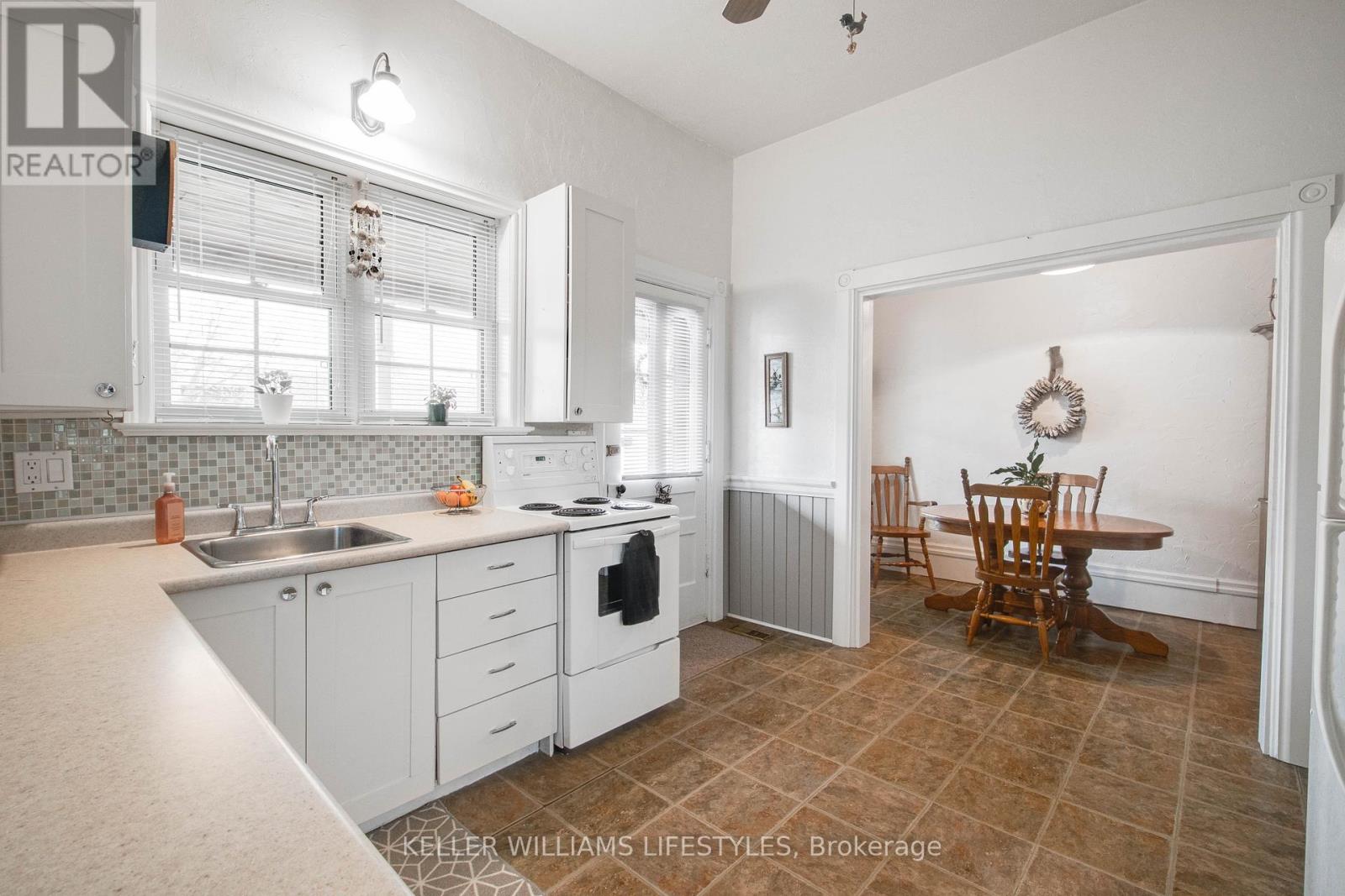 22 Prince Street, Lambton Shores, Ontario  N0N 1J0 - Photo 9 - X12133042