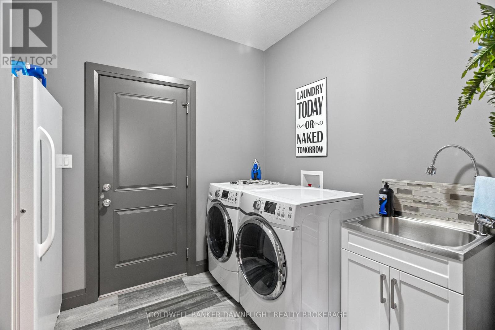 277 Darling Boulevard, South Huron, Ontario  N0M 1S1 - Photo 15 - X12133043