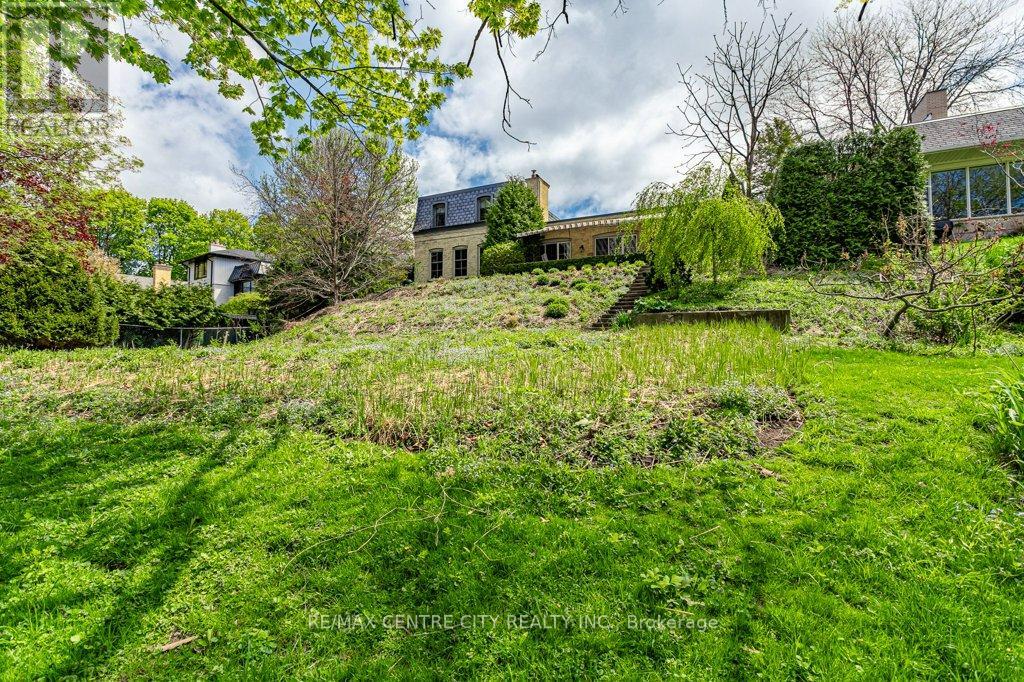 1123 The Parkway, London East, Ontario  N6A 2X2 - Photo 37 - X12133080