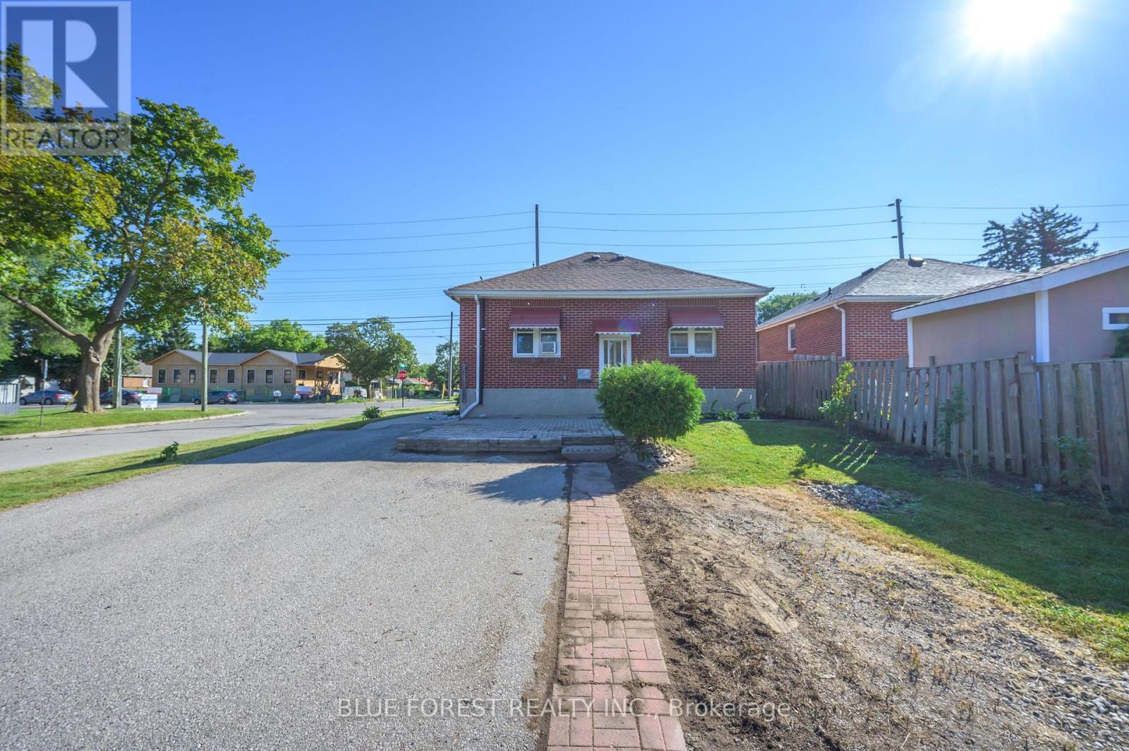899 Adelaide Street N, London East, Ontario  N5Y 2M4 - Photo 3 - X12133087