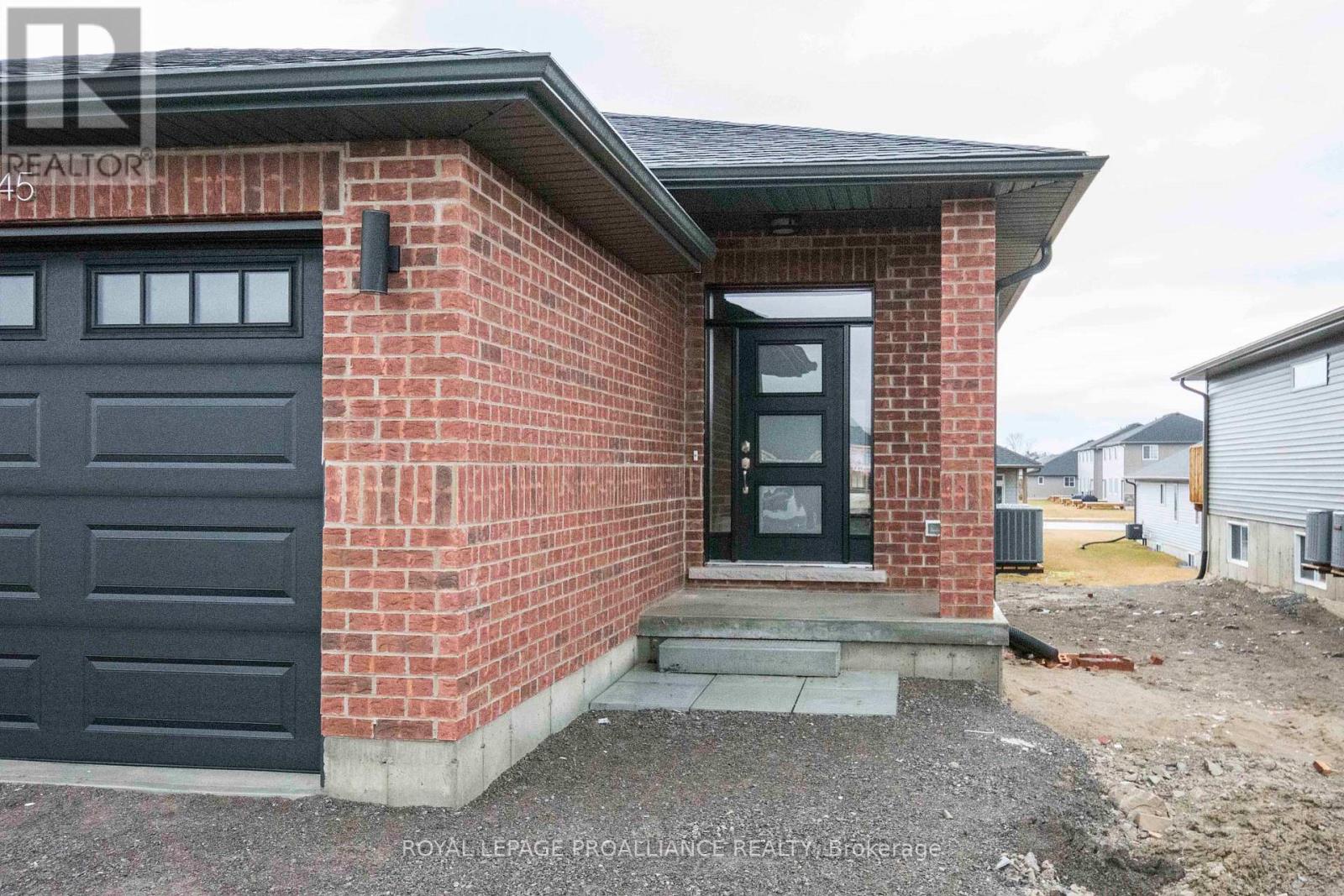 45 Dewal Place, Belleville, Ontario  K8P 0H3 - Photo 2 - X12133095