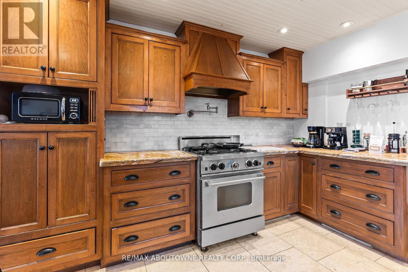 550 Fourth Line, Oakville, Ontario  L6L 5A7 - Photo 11 - W12132996