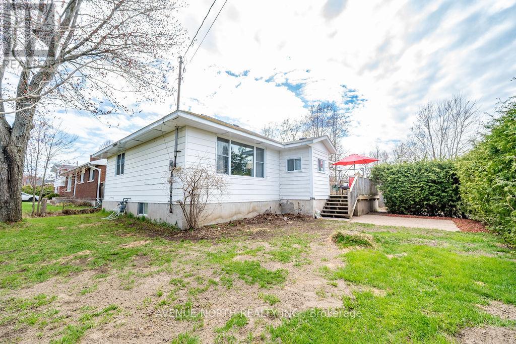 7 Laura Street, Petawawa, Ontario  K8H 1V3 - Photo 3 - X12133184