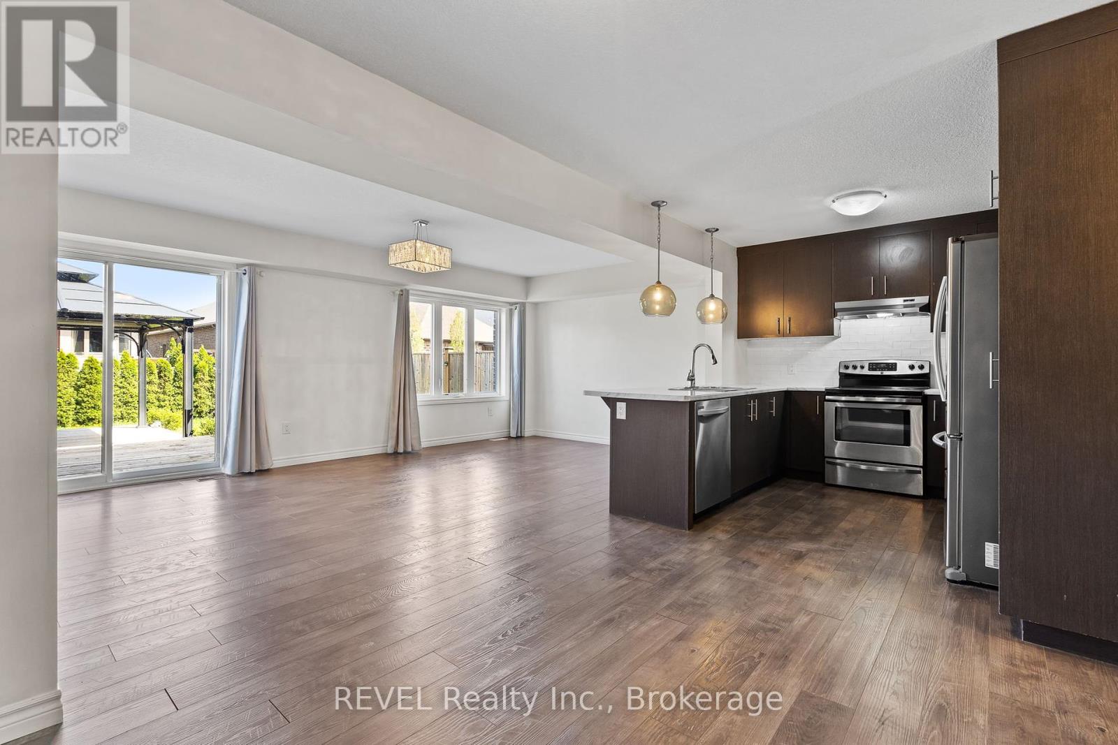 72 Abbott Place, Pelham (Fonthill), Ontario  L0S 1E5 - Photo 4 - X12133158