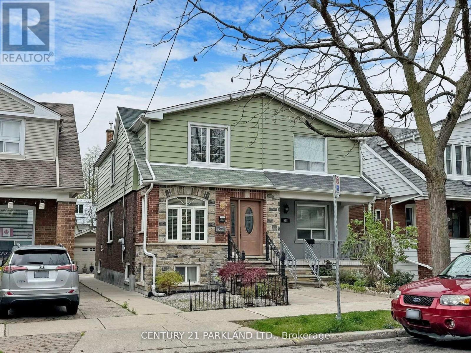 <div class="slider-price">$1,225,000</div><p>526 Milverton Boulevard, Toronto, Ontario</p>