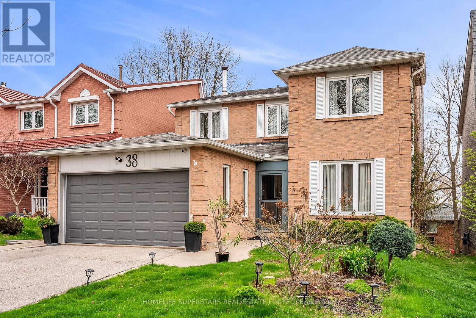 38 Baycroft Lane, Aurora, Ontario  L4G 4P8 - Photo 2 - N12133073