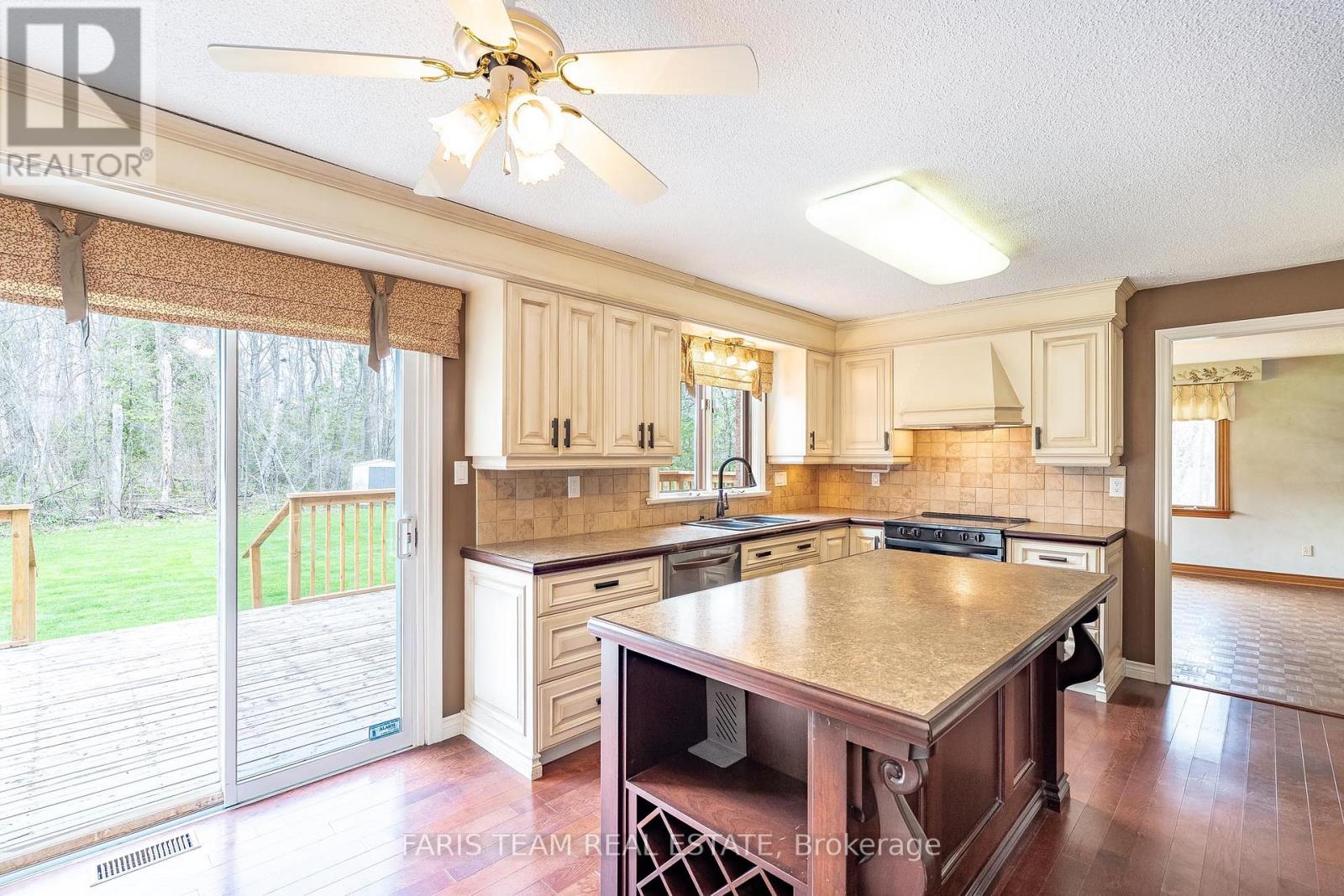 168 Lakeshore Road W, Oro-Medonte, Ontario  L0L 2E0 - Photo 3 - S12133105