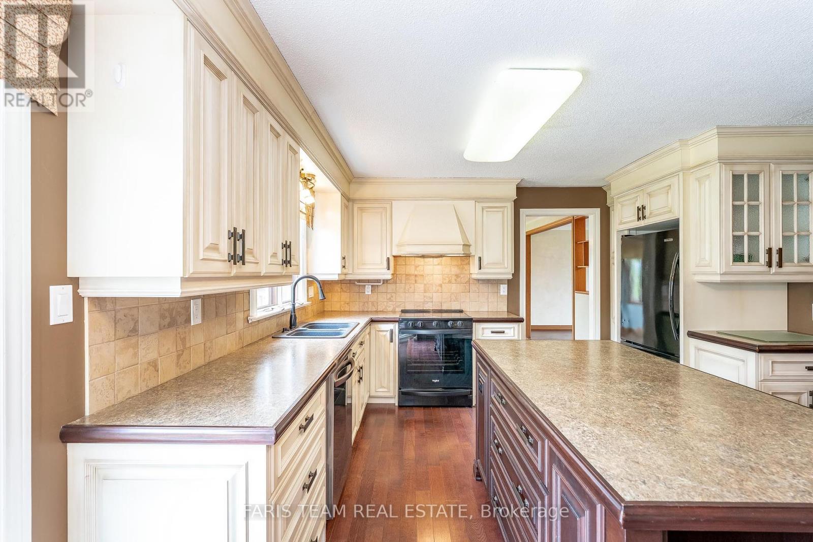 168 Lakeshore Road W, Oro-Medonte, Ontario  L0L 2E0 - Photo 4 - S12133105