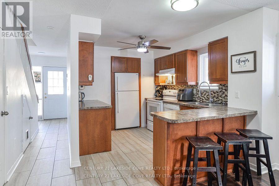 Unit 5 - 4 Paradise Boulevard, Ramara, Ontario  L0K 1B0 - Photo 11 - S12133180