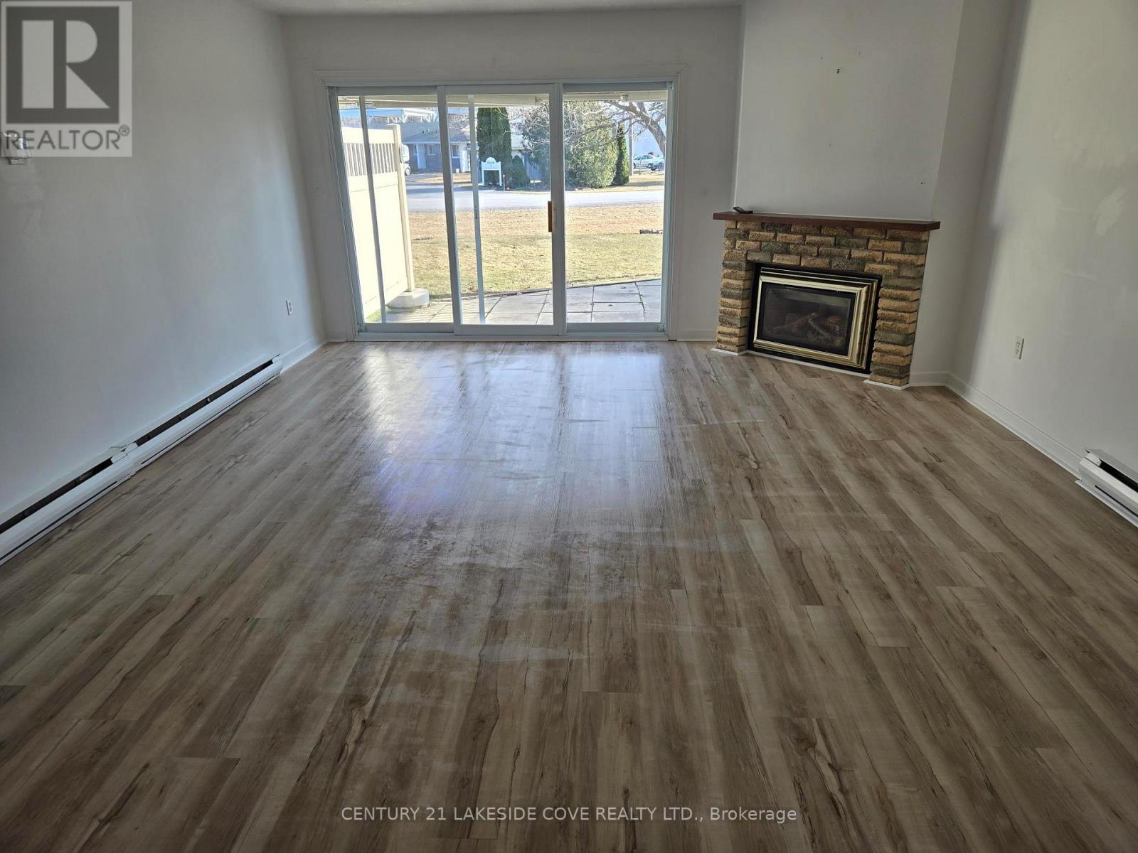 Unit 5 - 4 Paradise Boulevard, Ramara, Ontario  L0K 1B0 - Photo 6 - S12133180