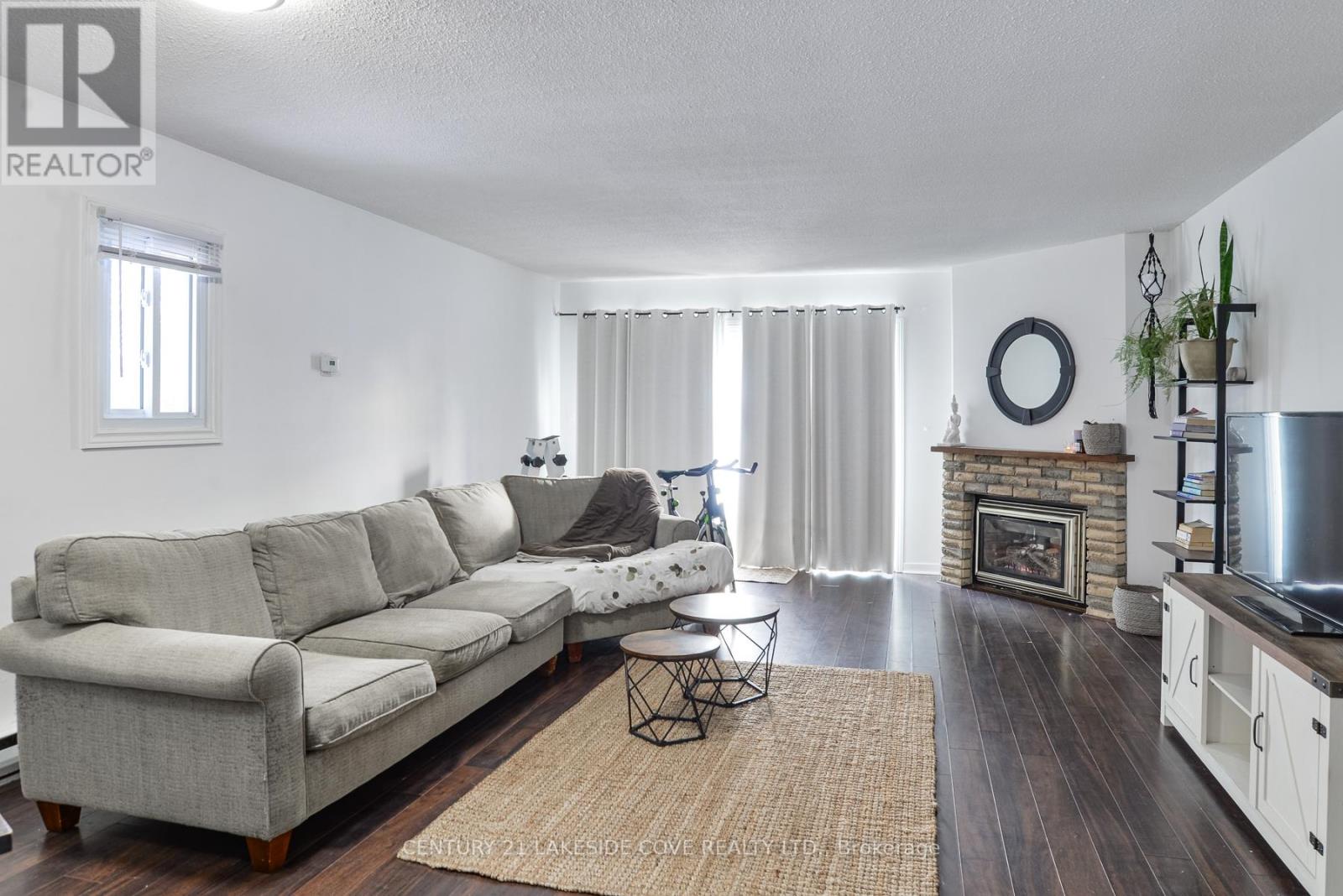 Unit 5 - 4 Paradise Boulevard, Ramara, Ontario  L0K 1B0 - Photo 7 - S12133180