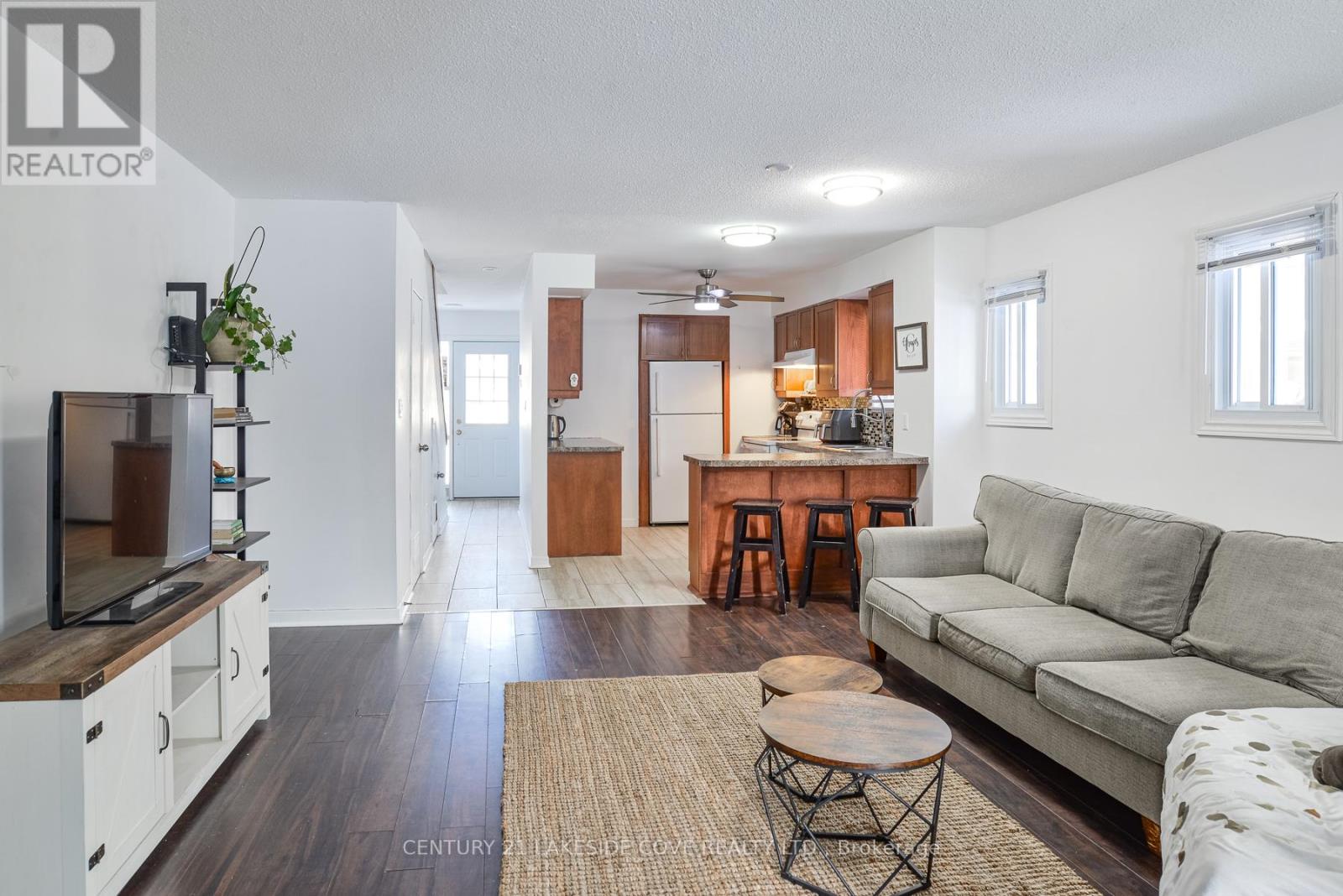 Unit 5 - 4 Paradise Boulevard, Ramara, Ontario  L0K 1B0 - Photo 8 - S12133180