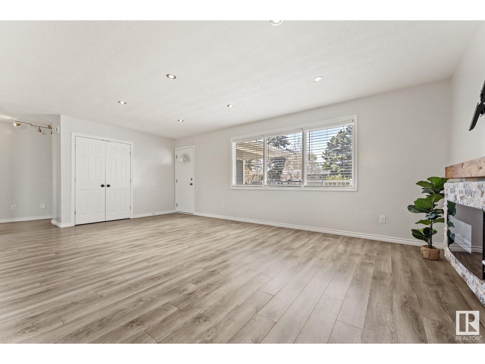 Property at 359 KNOTTWOOD RD W NW image 3