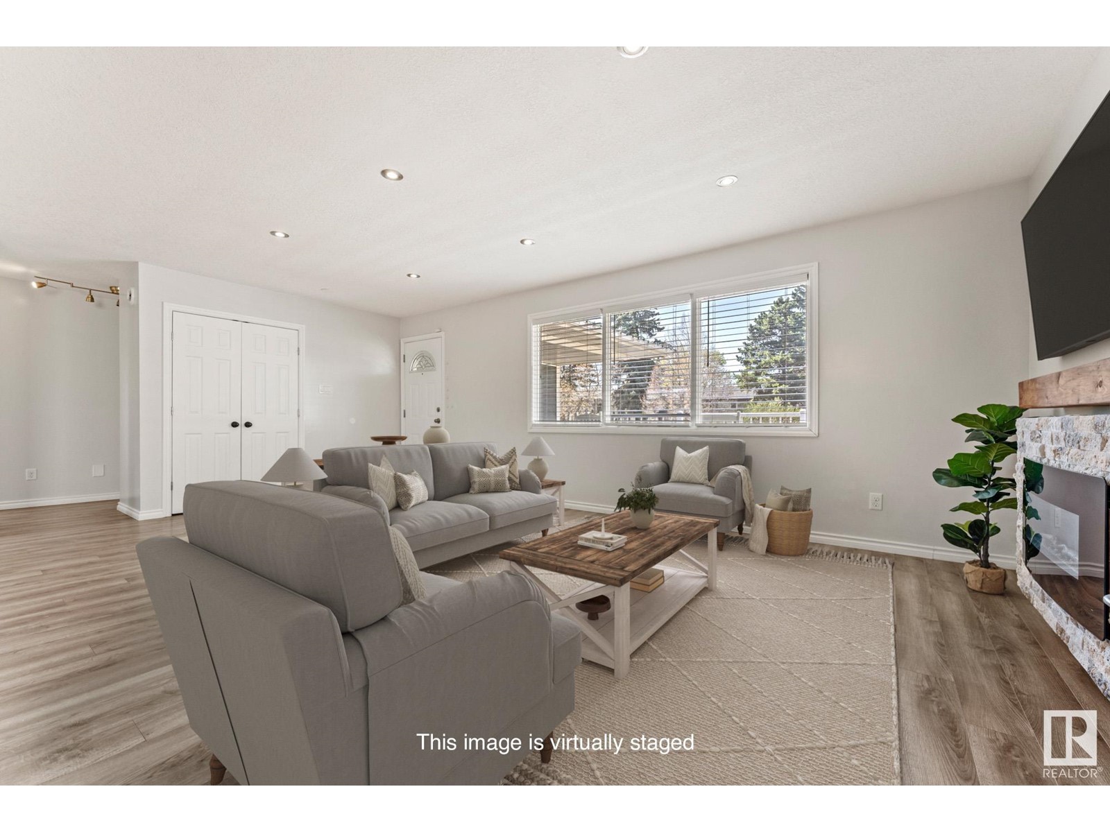 Property at 359 KNOTTWOOD RD W NW image 2