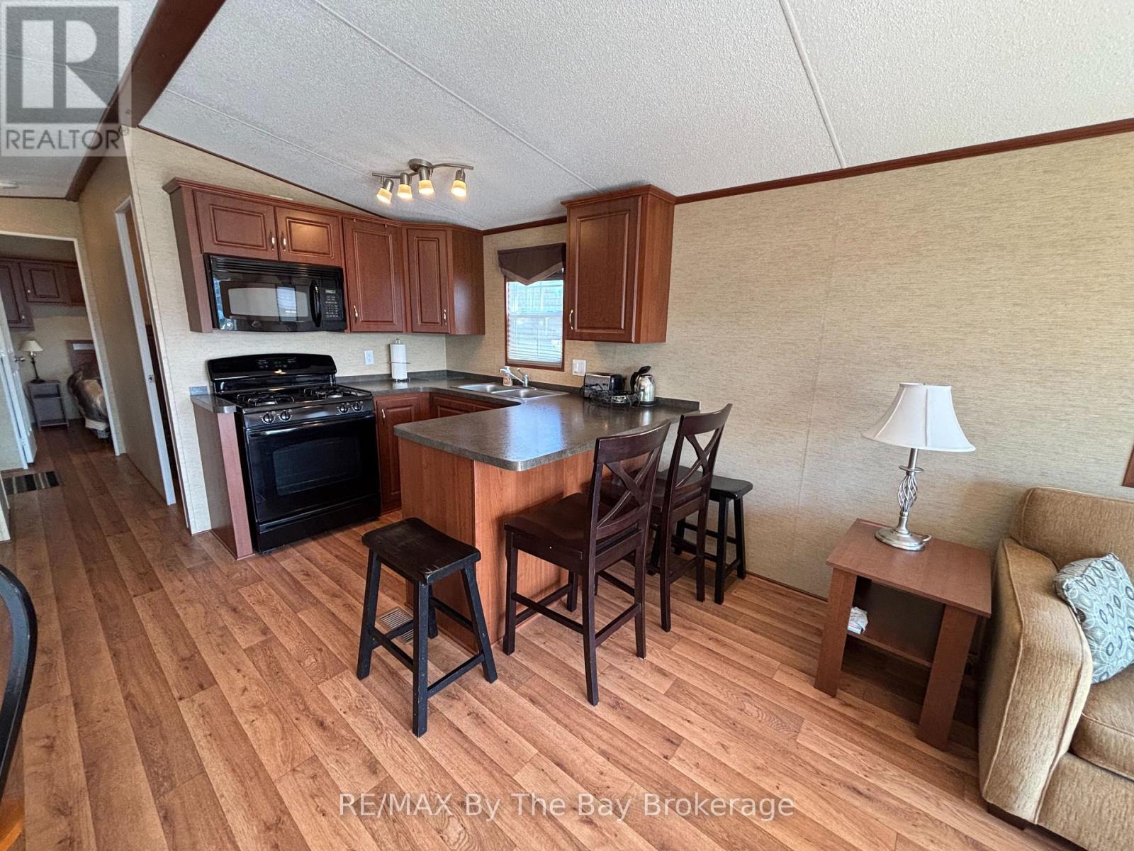 9 Kenora Trail, Wasaga Beach, Ontario  L9Z 1X7 - Photo 6 - S12133310