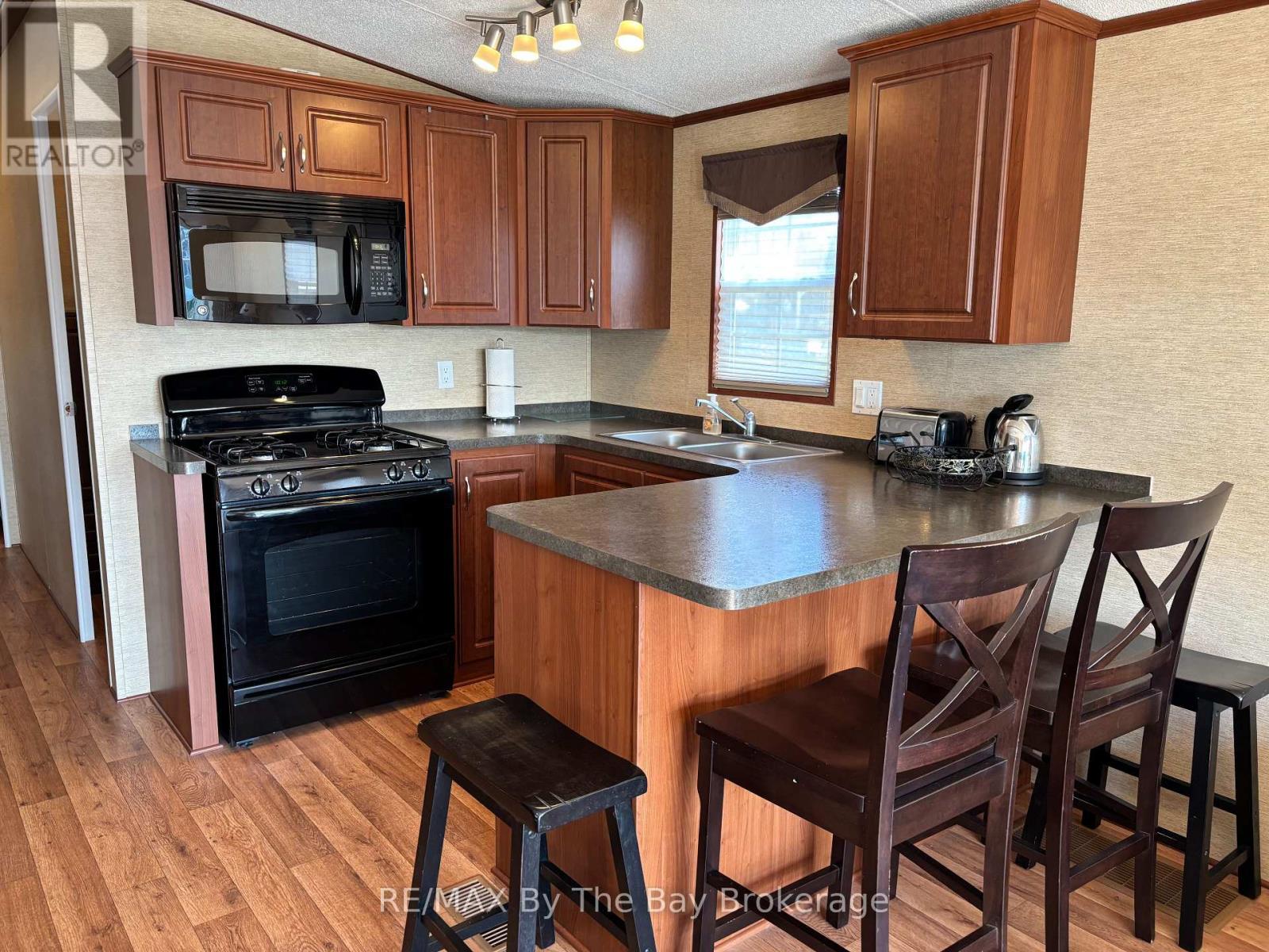 9 Kenora Trail, Wasaga Beach, Ontario  L9Z 1X7 - Photo 7 - S12133310