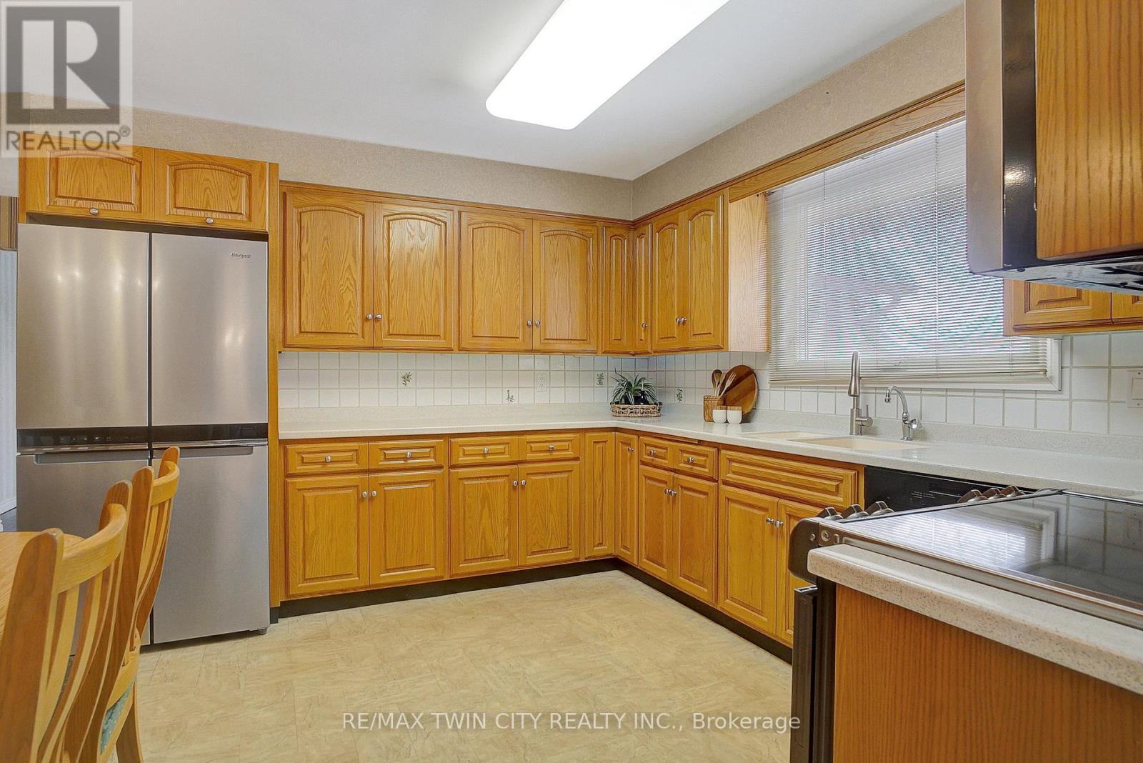 28 Upper Canada Place, Kitchener, Ontario  N2P 1G1 - Photo 10 - X12118974