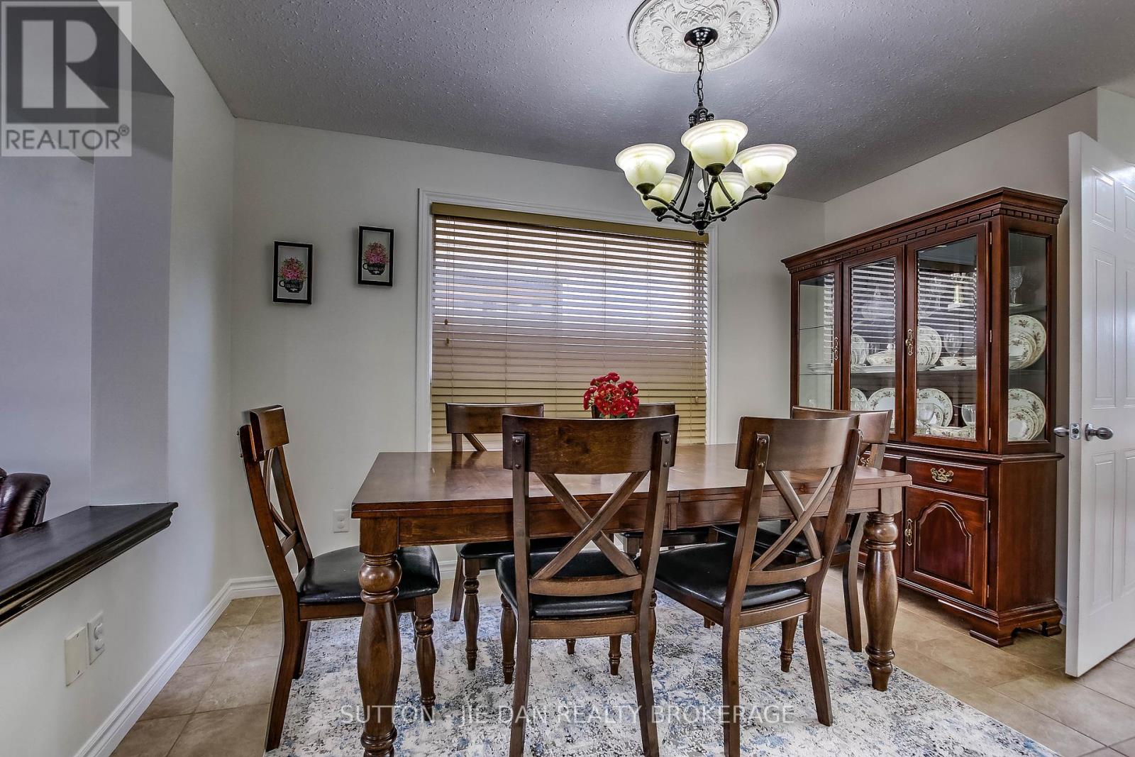 1817 Mickleborough Drive, London North, Ontario  N6G 5R4 - Photo 6 - X12133342