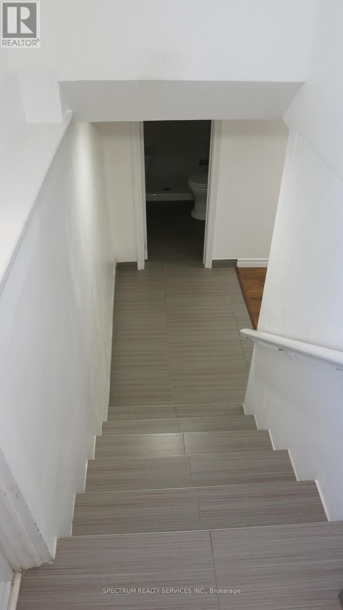 Bsmt - 639 Third Street, Mississauga, Ontario  L5G 1R8 - Photo 2 - W12133070