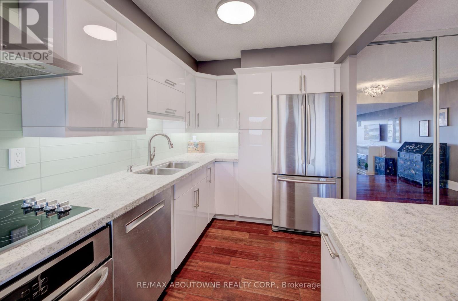 1006 - 260 Scarlett Road, Toronto (Rockcliffe-Smythe), Ontario  M6N 4X6 - Photo 10 - W12133088