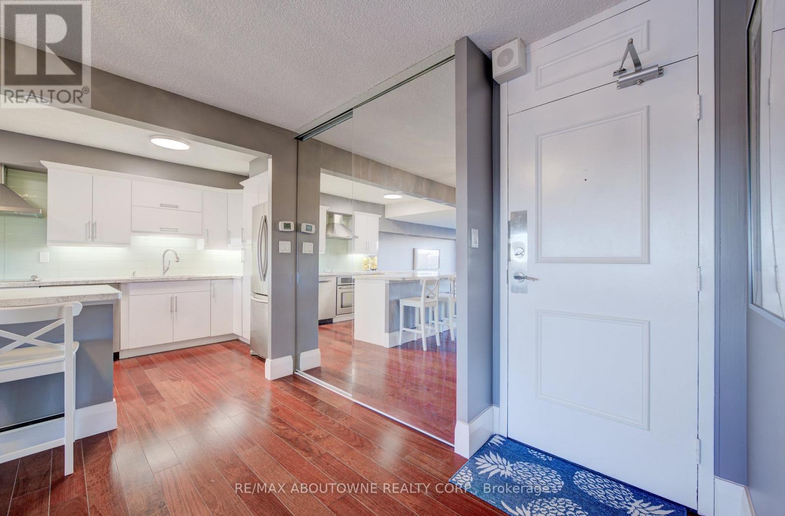 1006 - 260 Scarlett Road, Toronto (Rockcliffe-Smythe), Ontario  M6N 4X6 - Photo 4 - W12133088
