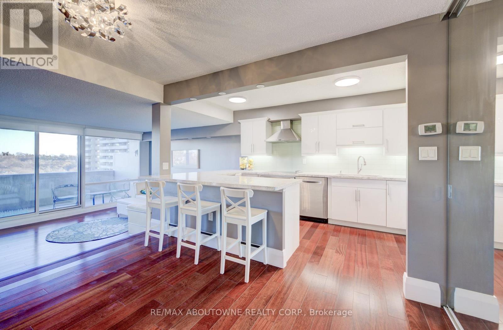 1006 - 260 Scarlett Road, Toronto (Rockcliffe-Smythe), Ontario  M6N 4X6 - Photo 6 - W12133088