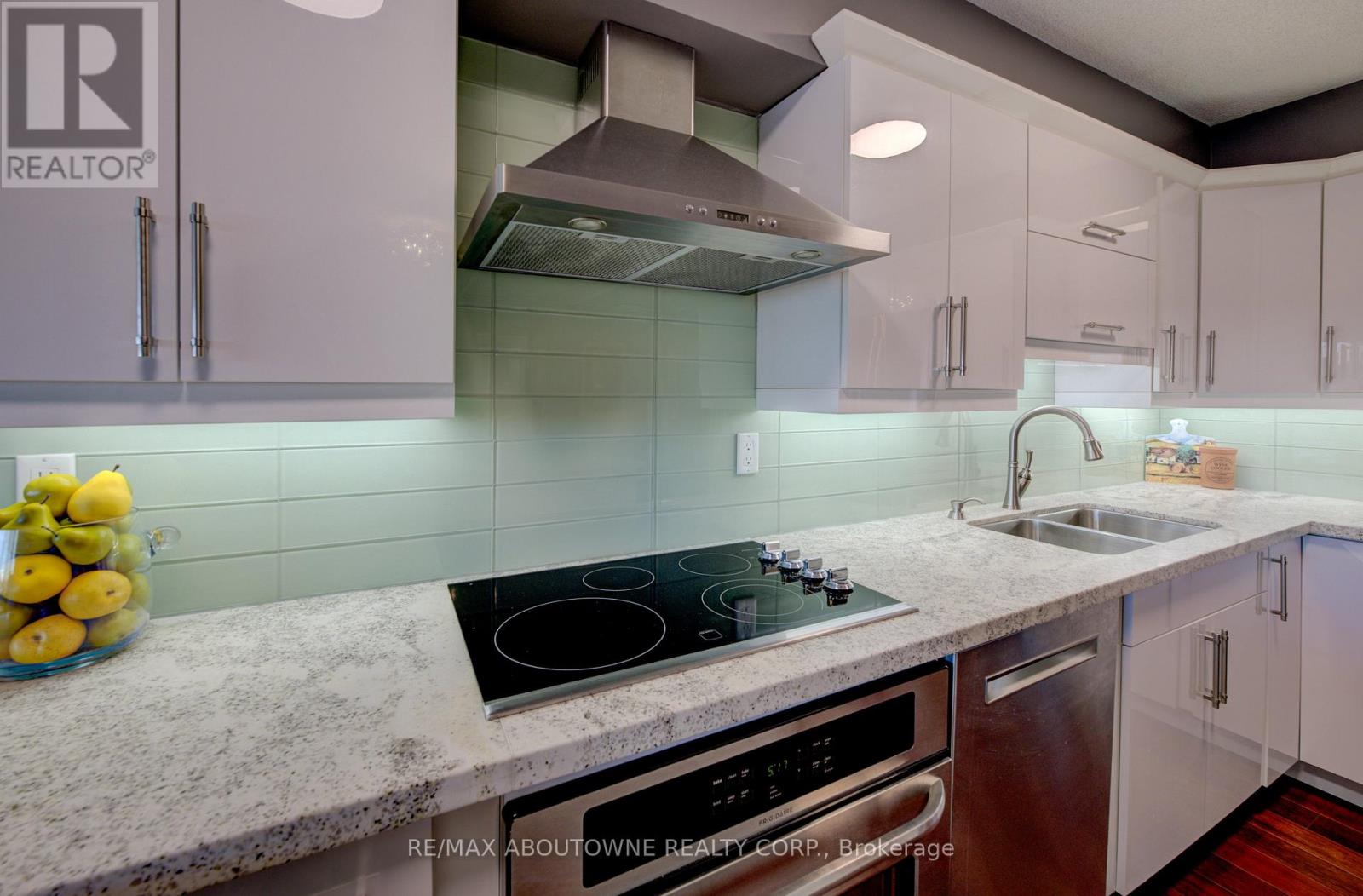 1006 - 260 Scarlett Road, Toronto (Rockcliffe-Smythe), Ontario  M6N 4X6 - Photo 9 - W12133088
