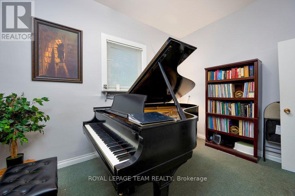 422 Donald B Munro Drive, Ottawa, Ontario  K0A 1L0 - Photo 5 - X12133344