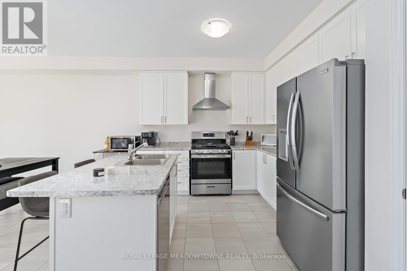196 Elliot Avenue W, Centre Wellington (Fergus), Ontario  N1M 0J5 - Photo 14 - X12133211
