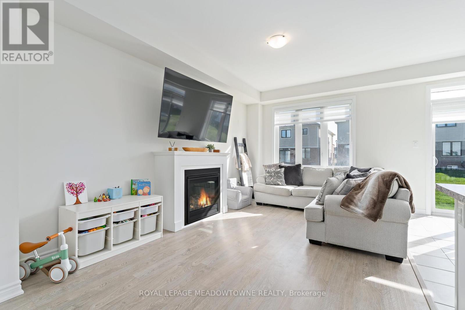 196 Elliot Avenue W, Centre Wellington (Fergus), Ontario  N1M 0J5 - Photo 7 - X12133211