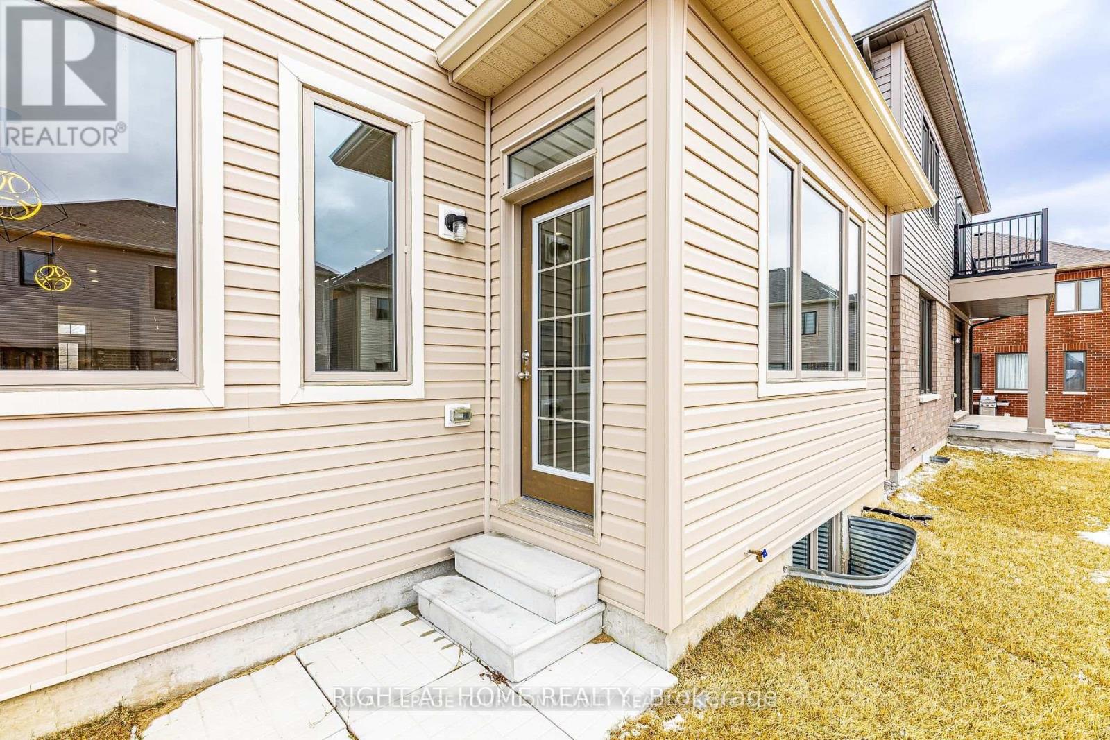 27 Lincoln Drive, Barrie, Ontario  L9J 0L8 - Photo 41 - S12119369
