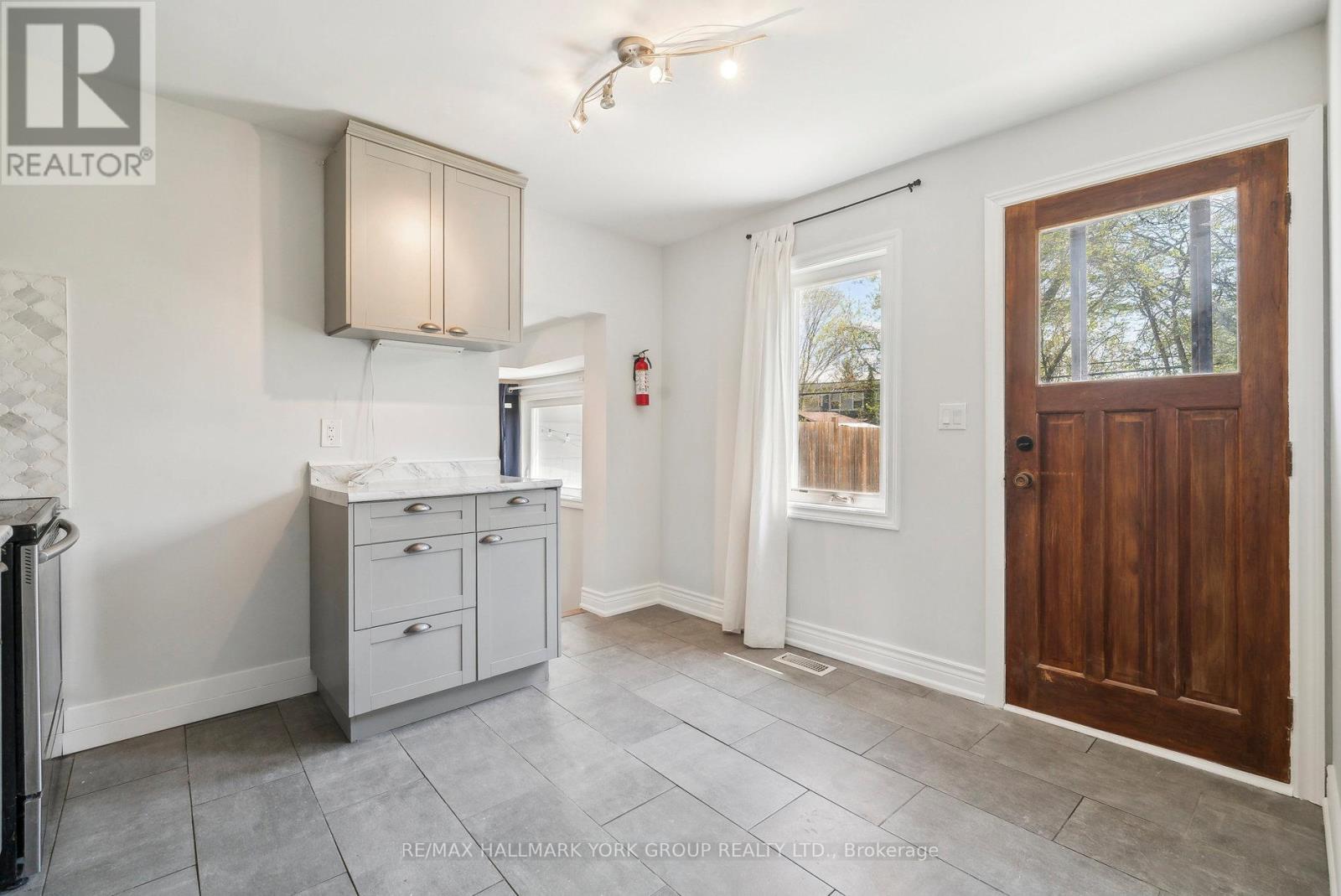 (Main) - 351 Winnifred Drive, Georgina, Ontario  L4P 3B6 - Photo 11 - N12129632