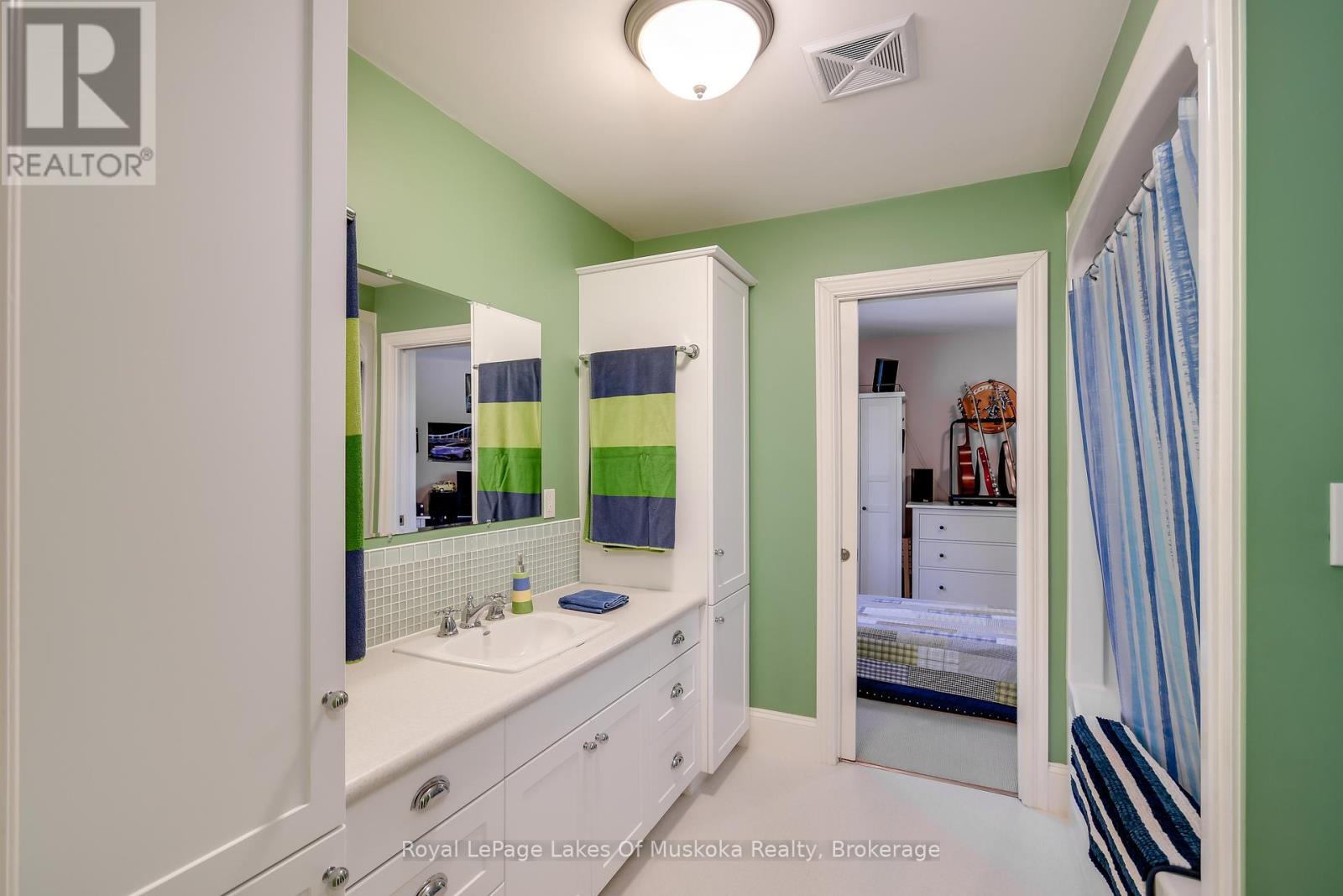 230 Ecclestone Drive, Bracebridge, Ontario  P1L 1G4 - Photo 41 - X12133471