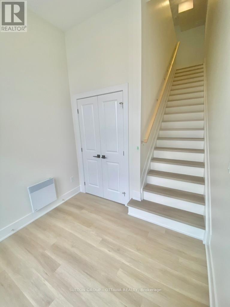 152b Columbus Avenue, Ottawa, Ontario  K1K 1R1 - Photo 2 - X12133473