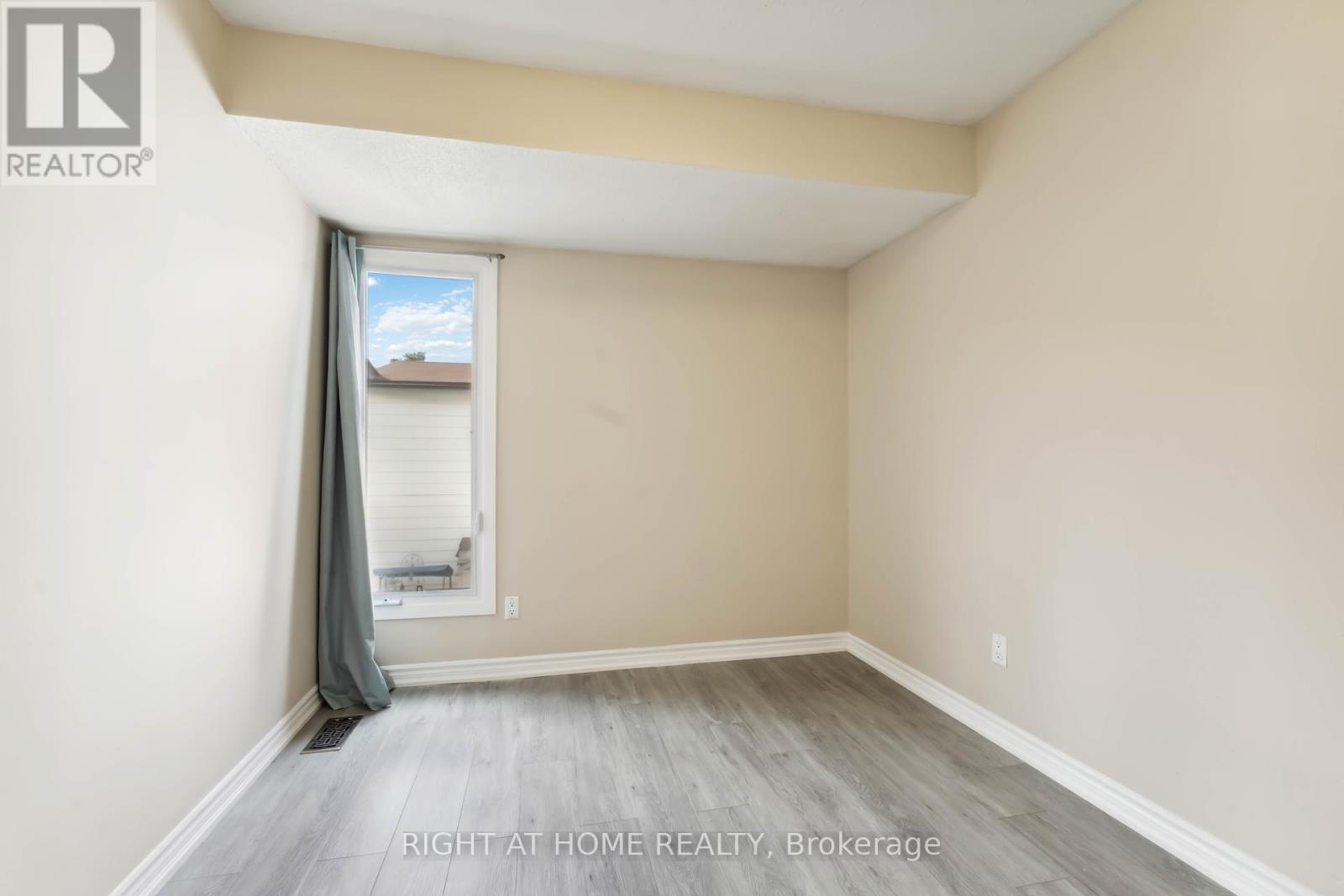 31 - 2057 Jasmine Crescent, Ottawa, Ontario  K1J 7W2 - Photo 26 - X12133616