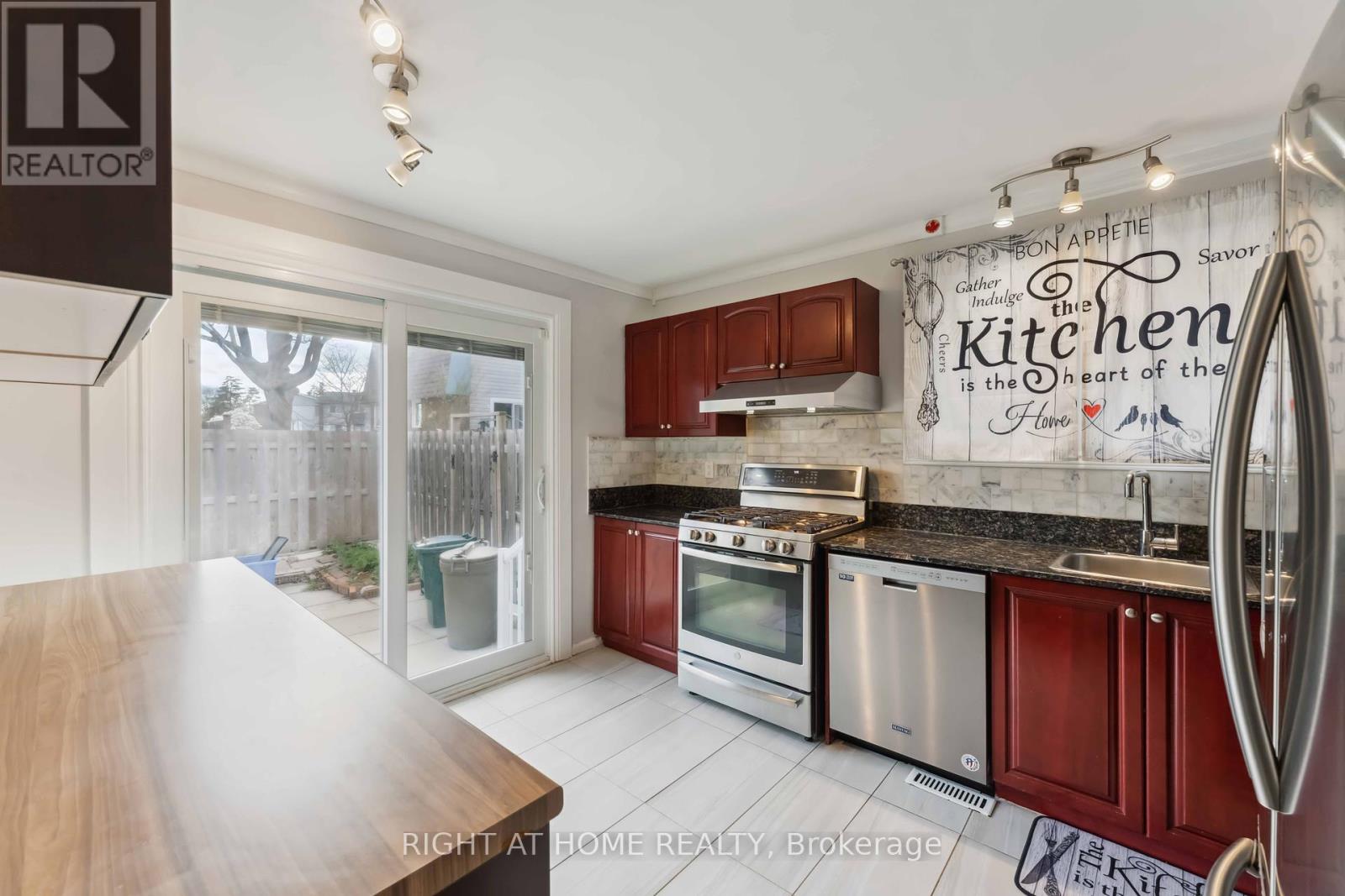 31 - 2057 Jasmine Crescent, Ottawa, Ontario  K1J 7W2 - Photo 9 - X12133616