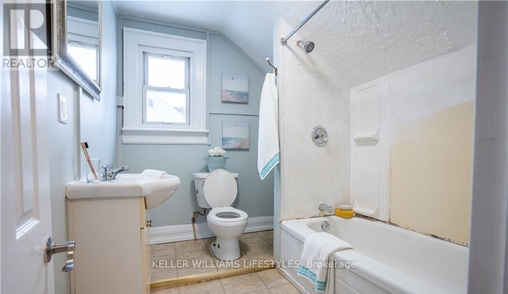 Upper - 83 Adelaide Street S, Chatham-Kent, Ontario  N7M 4R3 - Photo 12 - X12133432