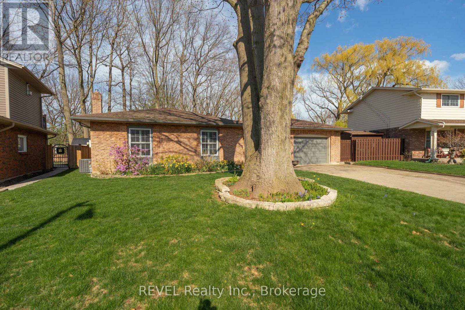 Property at 24 BUTLER CRESCENT N image 1