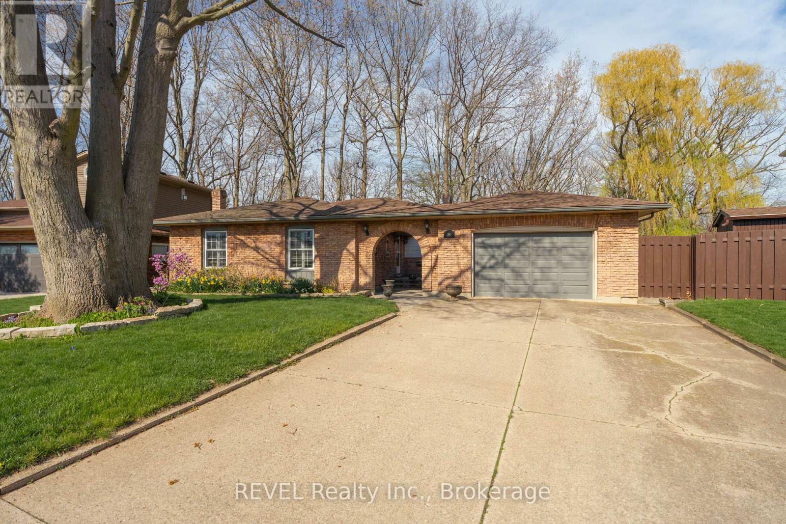 Property at 24 BUTLER CRESCENT N image 2