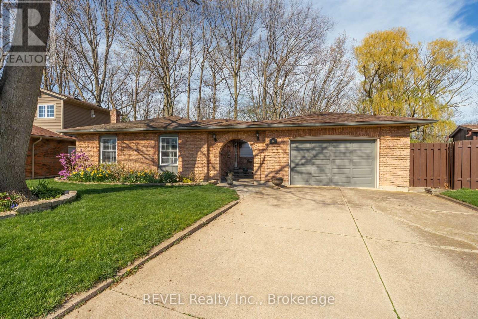 Property at 24 BUTLER CRESCENT N image 3
