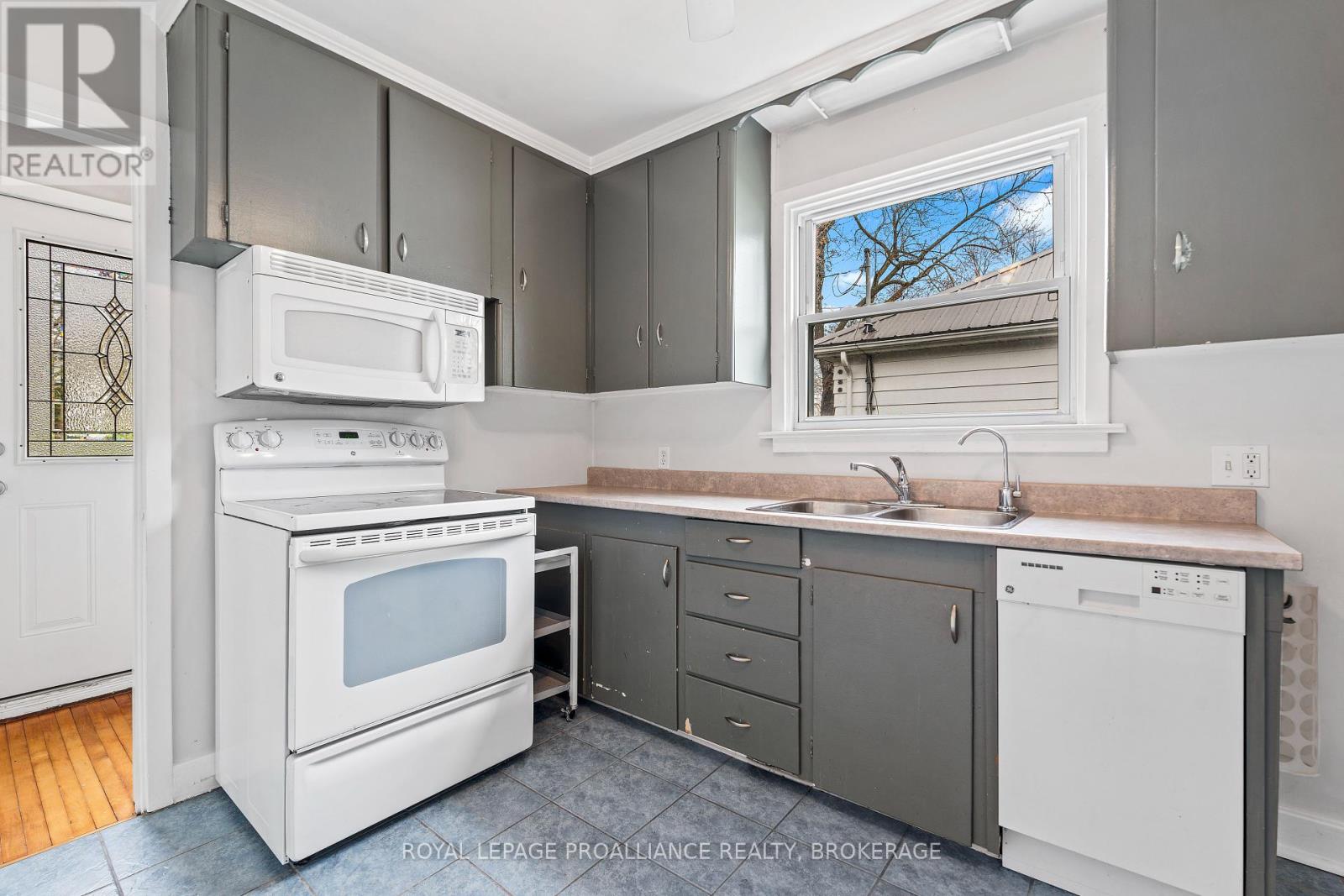 172 Carruthers Avenue, Kingston, Ontario  K7L 1M9 - Photo 13 - X12093290