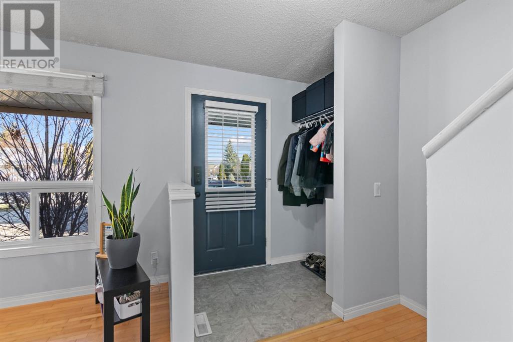 18 Queen Anne Close Se, Calgary, Alberta  T2J 6N6 - Photo 2 - A2218600