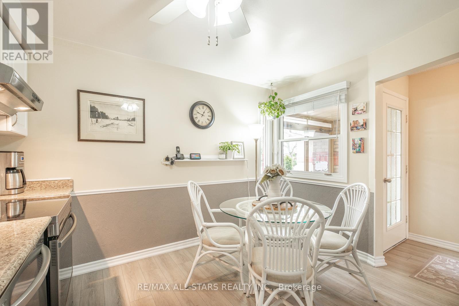 9 Steepleview Crescent, Richmond Hill, Ontario  L4C 9R1 - Photo 11 - N12133313