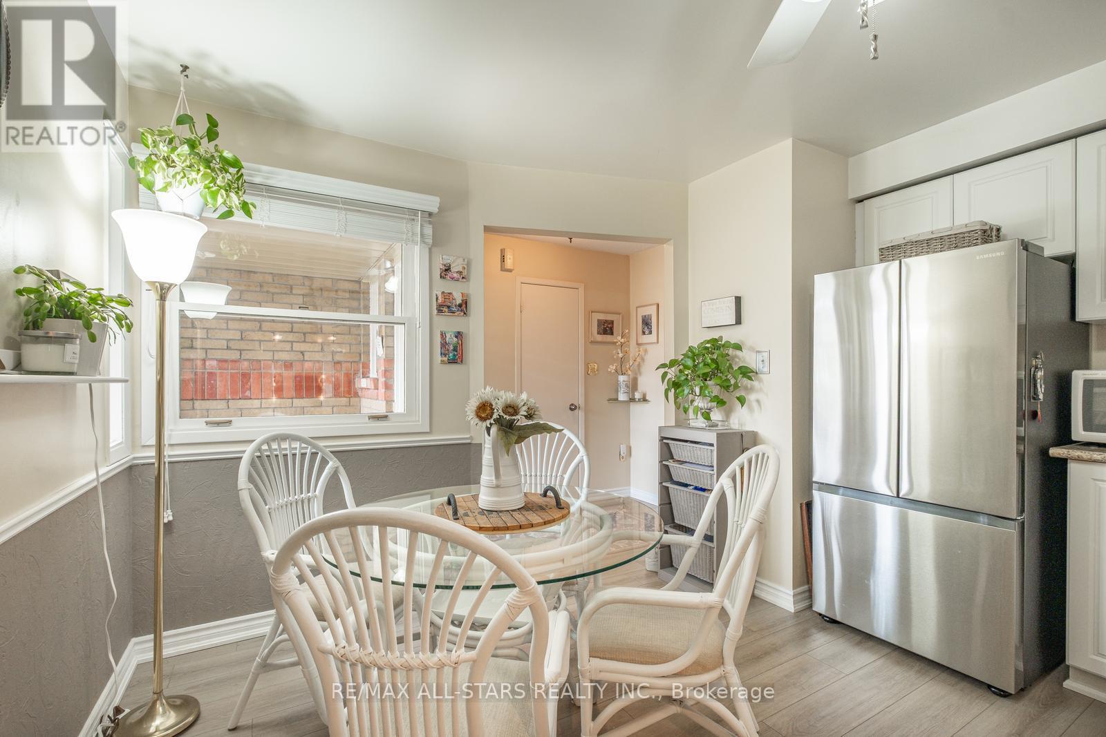 9 Steepleview Crescent, Richmond Hill, Ontario  L4C 9R1 - Photo 12 - N12133313