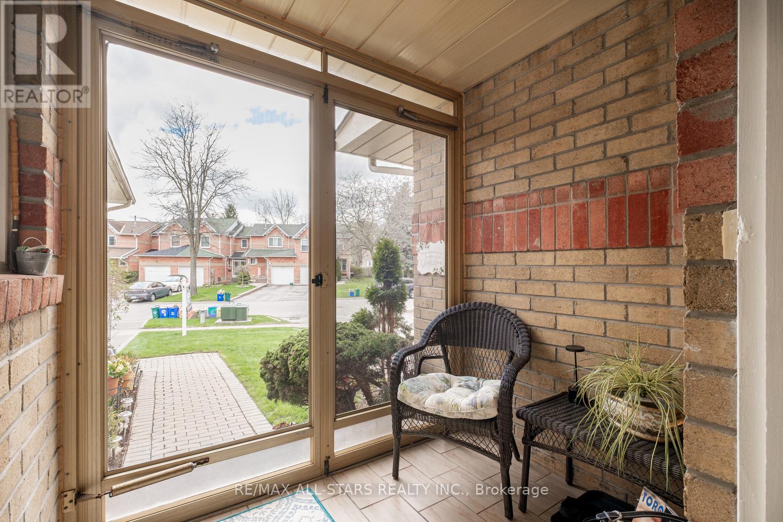 9 Steepleview Crescent, Richmond Hill, Ontario  L4C 9R1 - Photo 6 - N12133313